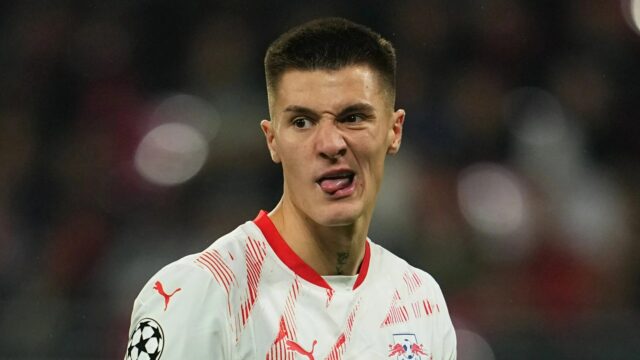 Leipzig, Nemecko - 3. mája: Benjamin Sesko z RB Leipzig oslavuje po prvom góle svojho tímu počas zápasu Bundesliga medzi RB Leipzigom a FC Bayern Mníchov v Red Bull Arena 3. mája 2025 v Nemecku. (Foto: Sebastian El -saqqa - Firo SportPhoto/Getty Images)