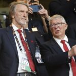 Sir Jim Ratcliffe (L) Sir Alex Ferguson (R) sa v piatok pripojil k oficiálnemu otvoru