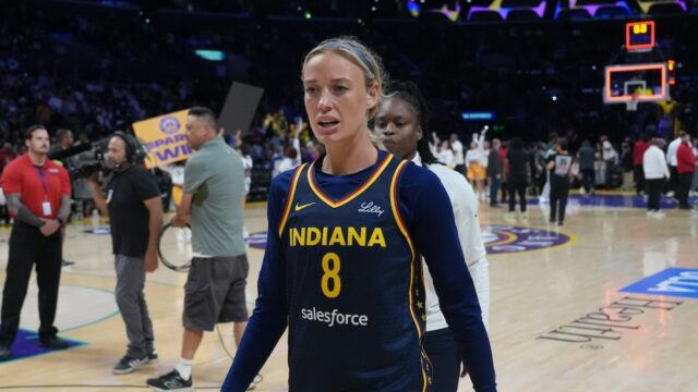 Sophie Cunningham zasiahnutá sexuálnymi hračkami počas WNBA Fever vs Sparks -Game

