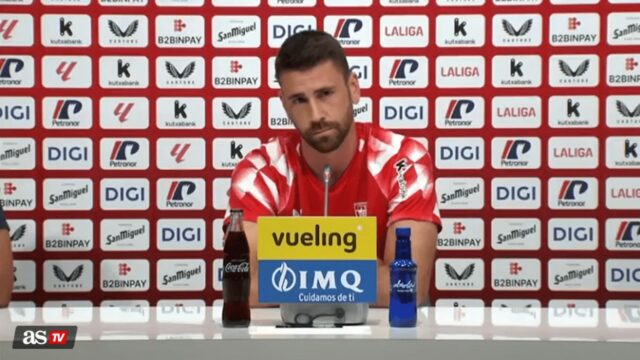 Španielsky brankár Unai Simon reaguje na zápas La Liga v USA

