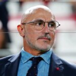 Španielsky manažér de la fuente krupobitie originálne madrid mladý človek
