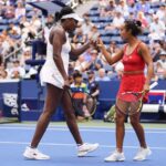 Venus Williams z Spojených štátov, vľavo a Leylah Fernandez z Kanady, hovoria na súde počas prvého kola žien v štvorhre žien proti Lyudmylovi Kichenokovi z Českej republiky a Ellen Perez v Austrálii, počas majstrovstiev tenisu US Open, vo štvrtok 28. augusta 2025 v New Yorku. (