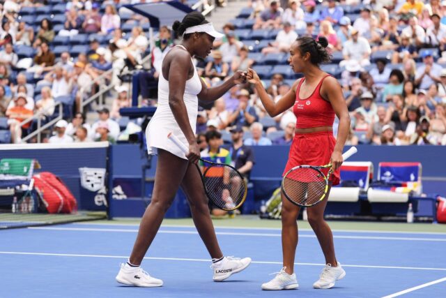 Venus Williams z Spojených štátov, vľavo a Leylah Fernandez z Kanady, hovoria na súde počas prvého kola žien v štvorhre žien proti Lyudmylovi Kichenokovi z Českej republiky a Ellen Perez v Austrálii, počas majstrovstiev tenisu US Open, vo štvrtok 28. augusta 2025 v New Yorku. (