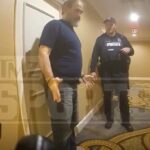 Michael Lewis je videný, že sa od januára rozrušuje v agentoch FBI vo videu Bodycam