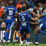 Bývalý muž United Advanced Mason Greenwood roztrhol košeľu od Tyrone Mings, zatiaľ čo pred sezónou poháňal priateľský