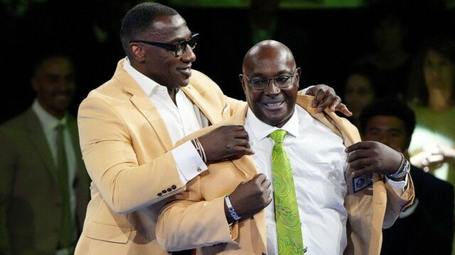 Sterling Sharpe zdieľa emocionálny moment s bratom Shannonom Sharpeom v reči siene slávy

