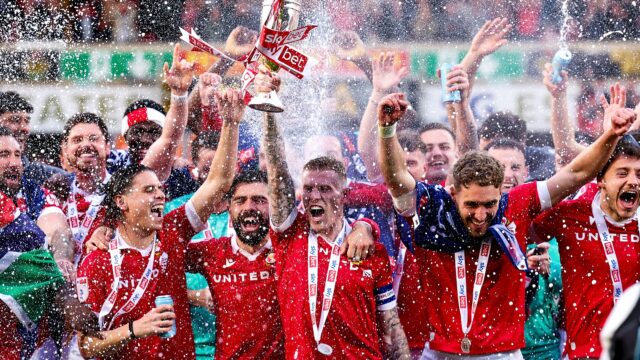 Harrogate, Anglicko - 3. novembra: Elliot Lee z Wrexham vyzerá s spoluhráčmi po porážke v Emirates FA Cupu prvý zápas medzi Harrogate Town a Wrexham AFC na cvičebnom štadióne 3. novembra 2024 v Harrogate v Anglicku. (Foto: George Wood/Getty Images)