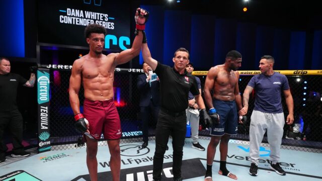 Súťažiaci Dana White 77: Absolvovanie víťazov

