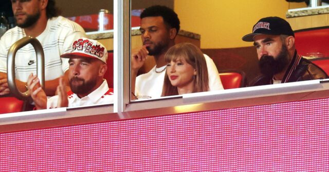 Taylor Swift, Travis Kelce, ktorý zapája prsteň verejnosť 

