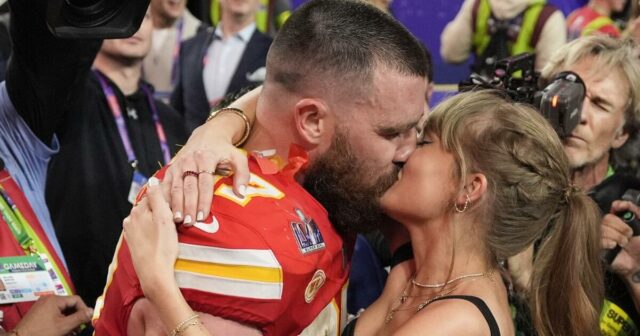 Taylor Swift, Travis Kelce zapojený po 2 rokoch datovania 

