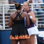 Clive Brunskill/Getty Taylor Townsend a Jelena Ostapenko argumentujú po druhom kole zápasu US Open 27. augusta 2025