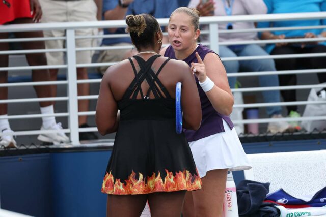 Clive Brunskill/Getty Taylor Townsend a Jelena Ostapenko argumentujú po druhom kole zápasu US Open 27. augusta 2025