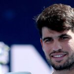 Carlos Alcaraz zo Španielska po jeho víťazstve nad Jannikom Sinnerom z Talianska počas mužského finále Cincinnati otvoril 18. augusta.
