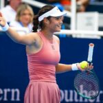Robert Prange/Getty Emma Radacanu z Veľkej Británie koná proti Aryne Songhenke v treťom zvrate v 5. deň Cincinnati Open Open v Lindnerovom rodinnom tenisovom centre 11. augusta 2025 v Masone v štáte Ohio.