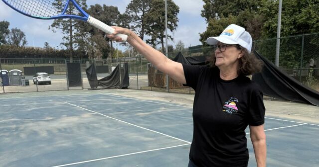 Tennis Tale Pam Shriver Funging na obnovenie štvrtí ovplyvnených požiaru 


