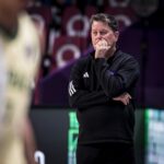 Tim Cone, tréner Gilas Pilipinas, počas hry proti Austrálii na Fiba Asia Cup 2025.