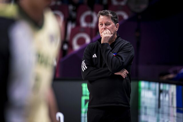 Tim Cone, tréner Gilas Pilipinas, počas hry proti Austrálii na Fiba Asia Cup 2025.