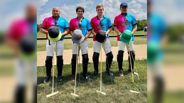 Hráči GlobalPort-PFP pre Open USPA Midwest, z pravej strany, Mikee Romero, Colo Gonzalez, Nino Opegon a Anthony Garcia sú uvedení pred úvodnou hrou pred úvodnou hrou