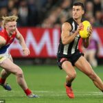 Druhý uhol fotoaparátu sa ukázal ako superstar Collingwood Nick Daicos (vpravo) po incidente so záložníkom Melbourne Demons Ed Langdon v piatok večer