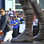 Bývalý quarterback Patriots New England Patriots Tom Brady, ktorý odišiel, sa pozrie na jeho bronzový tvar po tomto piatkovom Patriot Plaza Plaza