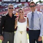 Fox Sports Commentátory Kevin Burkhardt, Erin Andrews a Tom Brady pózy pre fotografiu