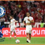 Xavi Simons sa pozerá počas RB Lipska vs Wolfsburg