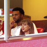 (Zľava) Travis Kelce, Taylor Swift a Jason Kelce sledujú otvárač Bearcats v KC