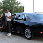 Travis Kelce Clambers z jeho 400 000 dolárov Rolls Royce po príchode na červený koberec
