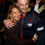 Tréner Demon Melbourne Simon Goodwin (na obrázku s Krisom) zostrelil klub po zlých výsledkoch klubu a pokračujúcej kontroverznej sezóne