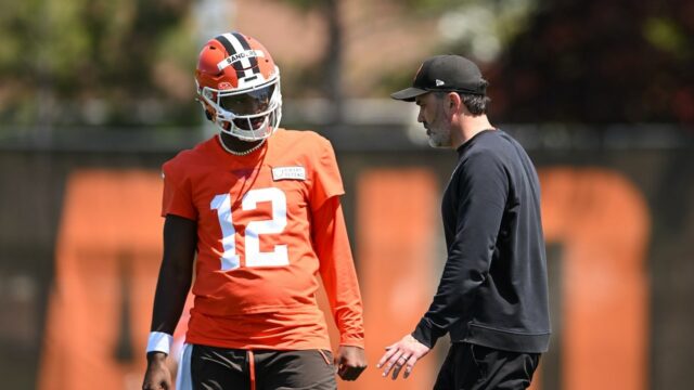 Tréner Browns Kevin Stefanski nejasný o úlohe Shedeur Sanders po debute

