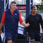 Vrabel vidieť s trénerom Celtics Joe Mazzulla, aby sa otočil okolo patriotov