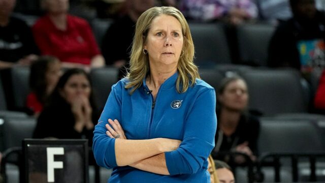 Tréner WNBA hovorí, že nedávne narušenia zachovávajú „sexualizáciu žien“

