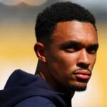 Trent Alexander-Arnold reaguje, keď Eberechi Eze odhaľuje skutočné farby uprostred prenosu arzenálu
