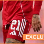 Kostas tsimikas v akcii pre Liverpool