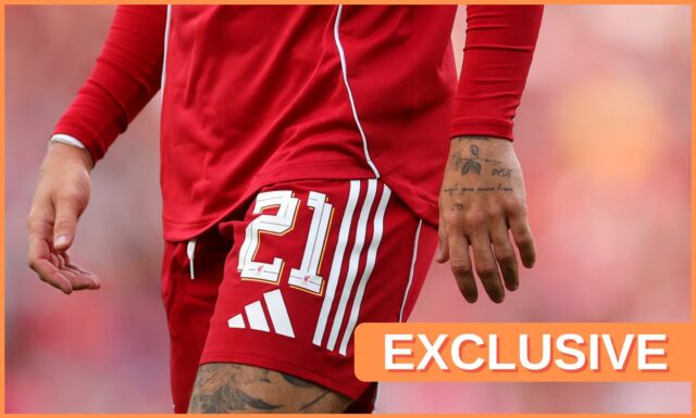 Kostas tsimikas v akcii pre Liverpool