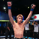 Las Vegas, Nevada -MAY 17: Park Hyunsung Hyunsung v Sude reaguje po predloženom víťazstve proti Carlosovi Hernandezovi v boji o muchy počas udalosti Battle Night UFC v Apex UFC 17. mája 2025 v Las Vegas v Nevade. (Foto: Jeff Bottari/Zuffa LLC)