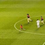 Počas nedávnej hry MLS v Chicagu bol videný mladý fanúšik