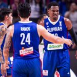Justin Brownlee s Kevinom Quiambaom a Dwightom Ramosom po tom, čo zasiahol 3 spojku proti Saudskej Arábii v klasifikácii Fiba Asia Cupu z roku 2025 za štvrťfinále.