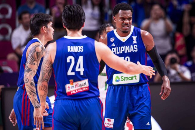 Justin Brownlee s Kevinom Quiambaom a Dwightom Ramosom po tom, čo zasiahol 3 spojku proti Saudskej Arábii v klasifikácii Fiba Asia Cupu z roku 2025 za štvrťfinále.