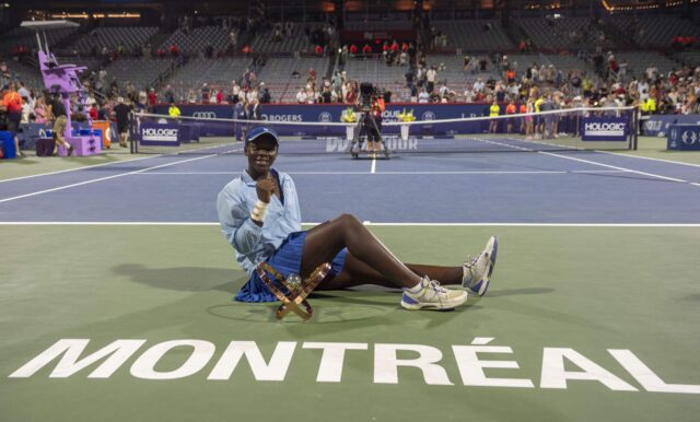 Victoria Mboko z Kanady zvyšuje trofej po jeho víťazstve nad Naomi Osaka v Japonsku v záverečných akciách na Národnom otvorenom tenisovom turnaji Národnej banky v Mont -Real, štvrtok 7. augusta 2025.