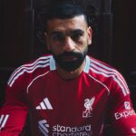 Mo Salah modeloval novú domácu súpravu Liverpoolu, pretože bola oficiálne uvedená na trh v piatok