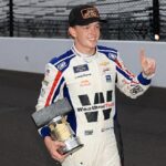 Connor Zilisch predstavuje pre Bricks fotografie po sérii NASCAR Xfinity Series Pennzoil 250 a Jr. Motorsports 100. NASCAR XFINITY Series Winning Innopy 26. júla