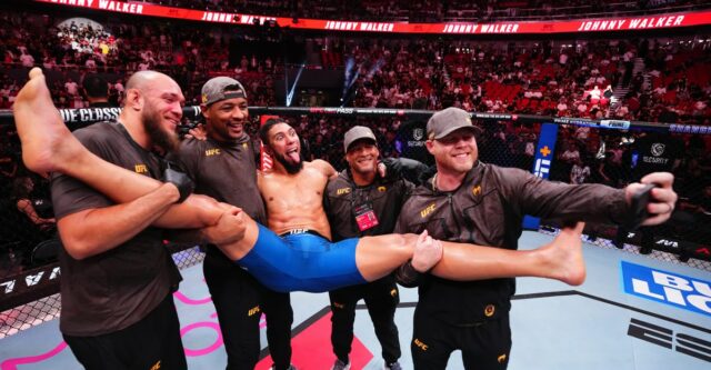Šanghaj, Čína - 23. augusta: (LR) Johnny Walker z Brazílie udrie Zhang Mingyang z Číny v ľahkom boji v ťažkej váhe počas udalosti UFC Fight Night na akcii v Shanghai Indoor Stadium 23. augusta 2025 v Číne v Šanghaji. (Foto: Jeff Bottari/Zuffa LLC)