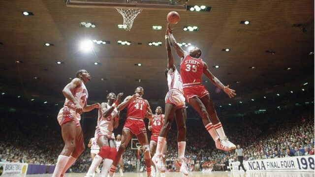 Vysokoškolské basketbalové správy: 1983 NC State Team neodmietol prípad

