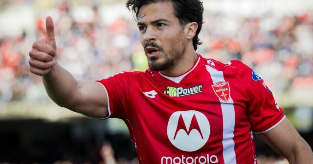 Wrexham sa týkal swoop pre bývalú celebritu, keď sa bočná MLS drží okolo 

