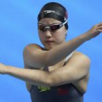 Čína Yu Zidi sa chystá súťažiť vo finále žien s motýľmi 200 metrov na svetových vodných majstrovstvách v Singapure, štvrtok 31. júla 2025. (