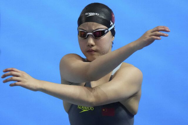 Čína Yu Zidi sa chystá súťažiť vo finále žien s motýľmi 200 metrov na svetových vodných majstrovstvách v Singapure, štvrtok 31. júla 2025. (