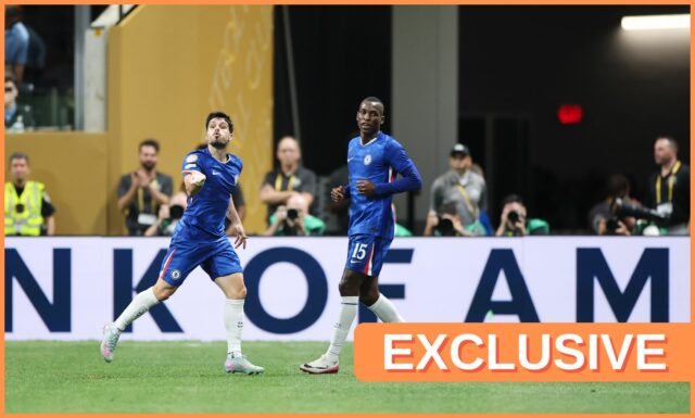 Nicolas Jackson oslavuje anotácie pre Chelsea proti Real Betis vo finále konferenčnej ligy