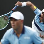 Michael Bryan a Bob Bryan zdvíhajú trofej po ich víťazstve vo finále štvorhry mužov French Open v roku 2003.