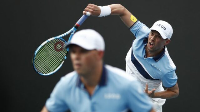 Michael Bryan a Bob Bryan zdvíhajú trofej po ich víťazstve vo finále štvorhry mužov French Open v roku 2003.
